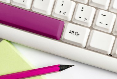 Boş kopya alanı arkaplan kopyalama alanının üzerinde düzenlenmiş olan yeniden renklendirilmiş PC model klavye. Not ve klavyeli iş konsepti. Tanıtım içeriği için boş model alanı