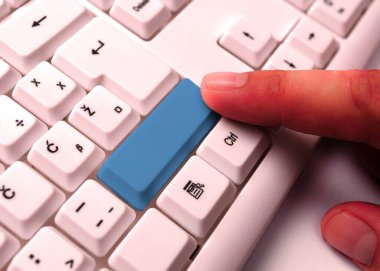 Not ve Klavyeli İş Konsepti. Boş Kopya Boşluğu Beyaz Kopyalama Cpace 'inin üzerinde Renkli Pc Mock Klavyesini Yapıştır. Metin İletisi için Boş Model Boşluğu.