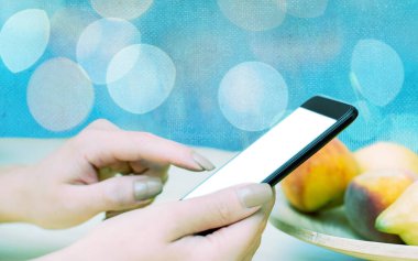 Renkli Bokeh Arkaplanı Altındaki Boş Görüntü Boşluğunu Beyaz Ekran ile Akıllı Telefonların Laptop Aygıtlarının Yakın Görüntüsü