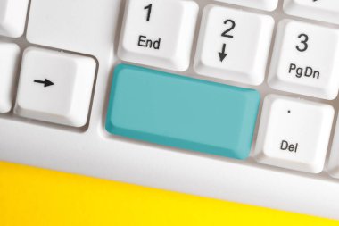 Not ve Klavyeli İş Konsepti. Boş Kopya Boşluğu Beyaz Kopyalama Cpace 'inin üzerinde Renkli Pc Mock Klavyesini Yapıştır. Metin İletisi için Boş Model Boşluğu.