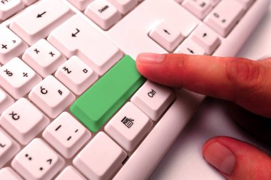 Not ve Klavyeli İş Konsepti. Boş Kopya Boşluğu Beyaz Kopyalama Cpace 'inin üzerinde Renkli Pc Mock Klavyesini Yapıştır. Metin İletisi için Boş Model Boşluğu.