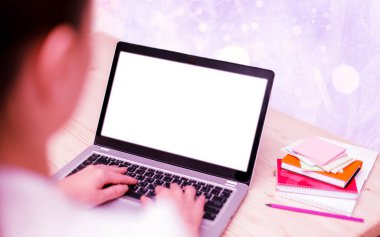 Renkli Bokeh Arkaplanı Altındaki Boş Görüntü Boşluğunu Beyaz Ekran ile Akıllı Telefonların Laptop Aygıtlarının Yakın Görüntüsü