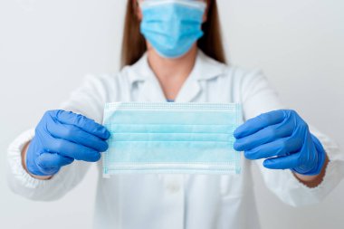 Laboratuvar Deneyi için Tıbbi Cübbe Eldiveni Giyen Adam. Sağlık Durumu Analizi İçin Kan Test Tüpü Tutuluyor