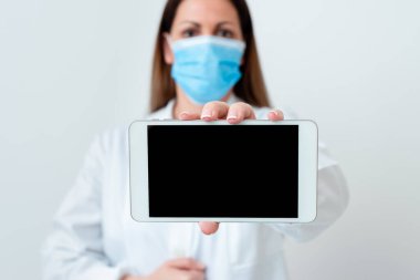 Tıbbi Gecelik Giyen, Ameliyat Eldiveni Giyen, Farklı Açı Atışları Boş Yapıştırma Kağıt Aksesuarlarıyla Çekilen Modern Akıllı Telefon