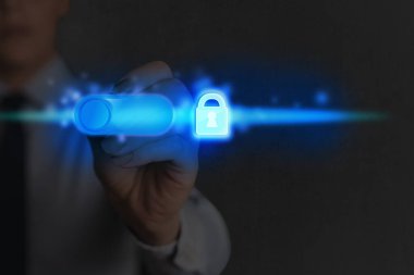 Sanal ekrandaki en son dijital teknoloji koruma veri asma kilidi güvenliğinin grafikleri. Güvenliğe Kilitli İş Adamı.