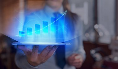 Erkek Akıllı Telefon Yükselen Eğilimler Performans Çubuğu Grafik Geliri Artırıyor. Yükselen Artan Hareket, Yükselen Finansal Hisse Çizelgesi Durum Raporu Gösteriliyor.