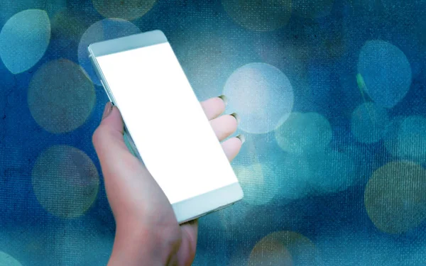 Närbild Visa av smartphones Bärbar dator enheter med vit öppen skärm Display Blank Space för mock-up under färgglada Bokeh bakgrund — Stockfoto