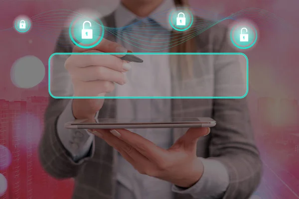 Gráficos de la última tecnología digital de protección de datos candado de seguridad en la pantalla virtual. Empresario con cerradura para asegurar . — Foto de Stock