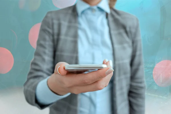 Persoon in wazige pen wijzend op, markeren van essentiële zaken in het bedrijfsleven. Discussie selecteren van belangrijke details en het aanraken van scherm op digitale applicatie. — Stockfoto