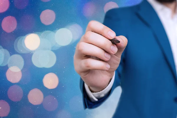 Persona en pluma borrosa que señala, marcando asuntos esenciales en los negocios. Discusión Selección de detalles importantes y pantalla táctil en la aplicación digital . —  Fotos de Stock