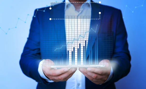 2009 년 1 월 1 일에 확인 함 . Man Smartphone illustrating Ascending Trends Performance Bar Graph Increase Annual Profits. 증가 증가 증가 증가 증가 증가 증가 증가 운동 상승 금융 증권 차트 상태보고. — 스톡 사진