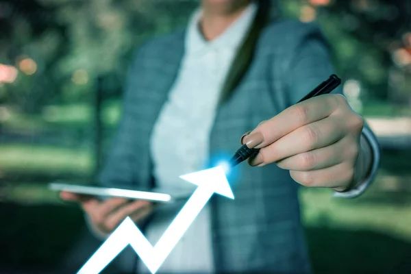 Homem Smartphone Ilustrando Tendências Ascendentes Gráfico de Barras de Desempenho Aumentando Lucros Anuais. Mostrando crescimento ascendente Escalando movimento Rising Financial Stock Chart Status Report . — Fotografia de Stock