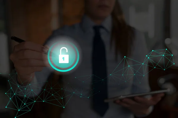 Gráficos de la última tecnología digital de protección de datos candado de seguridad en la pantalla virtual. Empresario con cerradura para asegurar . — Foto de Stock