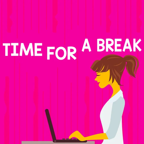 휴식 시간을 보여 주는 문자 표지판. 젊은 여성시팅 사이드 뷰 (Young Busy Woman Setting Side View) 와 노트북 (Laptop) 에서 일하는 모습이 담긴 짧은 기간 동안 일하는 직원들 이 일 을 중단하는 모습을 상상 해 보라. — 스톡 사진