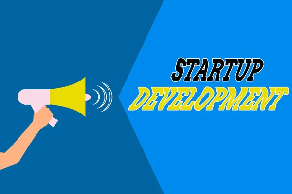 Woord schrijven tekst Startup Development. Bedrijfsconcept voor het ontwikkelen van een idee dat de geboorte van het bedrijf betekent Hu-analyse Hand Holding Megaphone met Sound Volume Effect icoon Tekstruimte. — Stockfoto