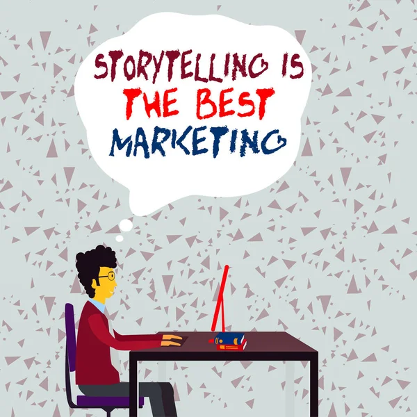 Texto de escritura de palabras El storytelling es el mejor marketing. Concepto de negocio para empresas enfoque de marketing efectivo Empresario Sentado directamente en la silla Trabajando en computadoras y libros en la mesa . —  Fotos de Stock