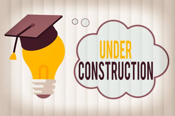 Signo de texto que muestra En construcción. Construcción de fotos conceptuales que está inconclusa pero que se está trabajando activamente en 3D Graduation Cap Thinking Resting on Bulb with Blank Cloud Thought Bubble . — Foto de Stock