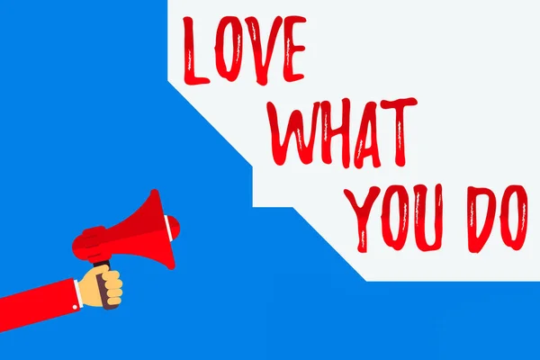 Woord schrijven tekst Love What You Do. Business concept voor heeft passie en enthousiasme aan het werk Toewijding Hu-analyse Hand Holding Megafoon en Blanco Geometrische vorm Half Speech Bubble. — Stockfoto