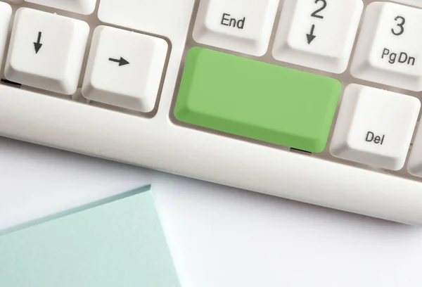 Boş kopya alanı arkaplan kopyalama alanının üzerinde düzenlenmiş olan yeniden renklendirilmiş PC model klavye. Not ve klavyeli iş konsepti. Tanıtım içeriği için boş model alanı — Stok fotoğraf