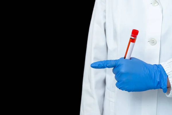 Persona que usa guantes médicos del vestido para realizar el experimento del laboratorio. Detener el tubo de prueba de sangre para el análisis de la condición de salud —  Fotos de Stock