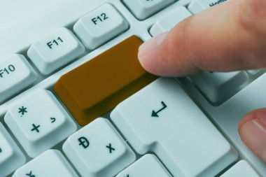 Not ve Klavyeli İş Konsepti. Boş Kopya Boşluğu Beyaz Kopyalama Cpace 'inin üzerinde Renkli Pc Mock Klavyesini Yapıştır. Metin İletisi için Boş Model Boşluğu.