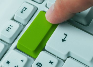 Not ve Klavyeli İş Konsepti. Boş Kopya Boşluğu Beyaz Kopyalama Cpace 'inin üzerinde Renkli Pc Mock Klavyesini Yapıştır. Metin İletisi için Boş Model Boşluğu.