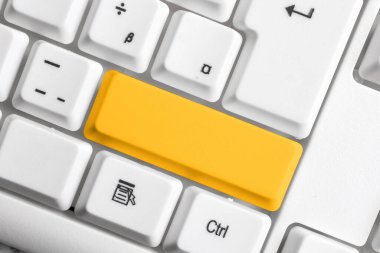 Not ve Klavyeli İş Konsepti. Boş Kopya Boşluğu Beyaz Kopyalama Cpace 'inin üzerinde Renkli Pc Mock Klavyesini Yapıştır. Metin İletisi için Boş Model Boşluğu.