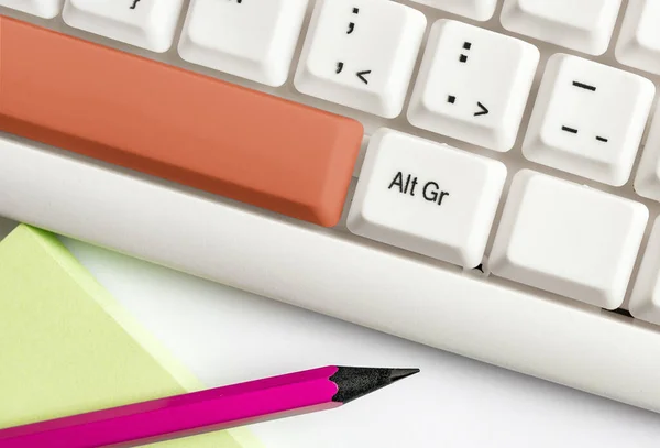 Re-colored PC mock-up keyboard with empty copy space arranged above background copy-space.Business concept with notes and pc keyboard. Blank mockup space for promotional content — Stock Photo, Image