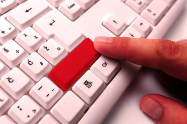 Not ve Klavyeli İş Konsepti. Boş Kopya Boşluğu Beyaz Kopyalama Cpace 'inin üzerinde Renkli Pc Mock Klavyesini Yapıştır. Metin İletisi için Boş Model Boşluğu.