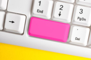 Not ve Klavyeli İş Konsepti. Boş Kopya Boşluğu Beyaz Kopyalama Cpace 'inin üzerinde Renkli Pc Mock Klavyesini Yapıştır. Metin İletisi için Boş Model Boşluğu.