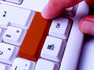 Not ve Klavyeli İş Konsepti. Boş Kopya Boşluğu Beyaz Kopyalama Cpace 'inin üzerinde Renkli Pc Mock Klavyesini Yapıştır. Metin İletisi için Boş Model Boşluğu.