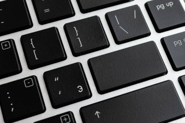 Not ve klavyeli iş konsepti. Arkaplan kopyalama alanının üzerinde boş kopya alanı olan renkli pc model klavye. Metin iletisi için boş model alanı.