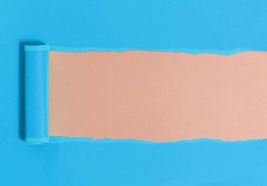 Çalar saati ve çivileri ahşap masanın üzerine yerleştirilmiş rulo şeklinde sökülmüş karton. Ahşap bir zemindeki kalın yırtık kağıt. Flat Lays Fotoğrafçılığı Düzenleme Sanatsal Yolu