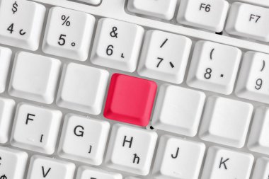 Not ve Klavyeli İş Konsepti. Boş Kopya Boşluğu Beyaz Kopyalama Cpace 'inin üzerinde Renkli Pc Mock Klavyesini Yapıştır. Metin İletisi için Boş Model Boşluğu.