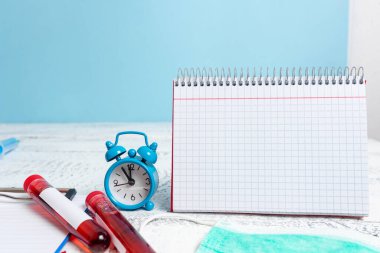 Laboratuvar test tüplerinde çıkarılan insan kanı örneklerini göster. Tıbbi Aksesuarlar ve BiyoTeknoloji Konsepti