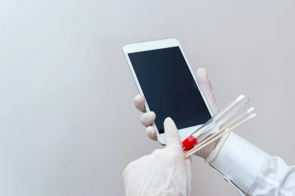 Analisando o tubo de teste do laboratório da amostra de sangue humano extraída com o portátil moderno dos dispositivos dos dispositivos para a ferramenta diagnóstica do risco à saúde — Fotografia de Stock