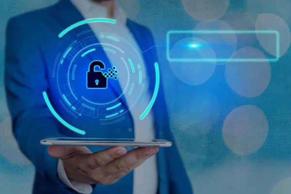 Gráficos de la última tecnología digital de protección de datos candado de seguridad en la pantalla virtual. Empresario con cerradura para asegurar . — Foto de Stock