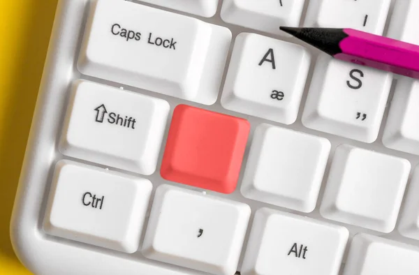 Boş kopya alanı arkaplan kopyalama alanının üzerinde düzenlenmiş olan yeniden renklendirilmiş PC model klavye. Not ve klavyeli iş konsepti. Tanıtım içeriği için boş model alanı — Stok fotoğraf
