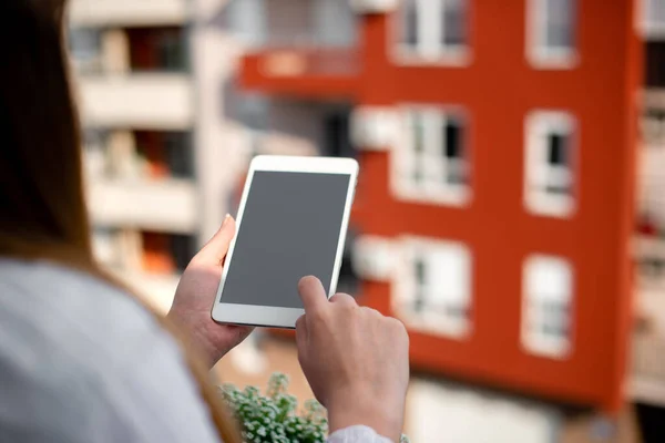 Manos sosteniendo Smartphone Digital con pantalla de espacio de copia en blanco para simular contenido promocional en el fondo de estilo de vida moderno — Foto de Stock