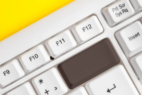 Opnieuw gekleurd PC mock-up toetsenbord met lege kopieerruimte gerangschikt boven achtergrond copy-space.Business concept met notities en pc toetsenbord. Blanco mockupruimte voor promotionele inhoud — Stockfoto