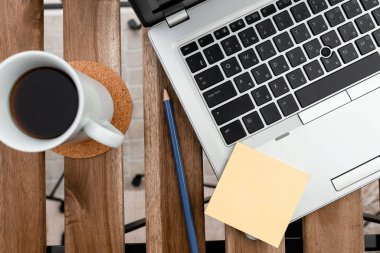 Düz Kişisel Çalışma Masası Altında Modern Dijital Aygıt Kullanımı. Yeni Güncellenmiş Teknoloji İletişimi kavramı