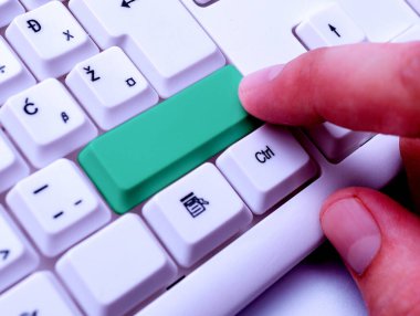 Not ve Klavyeli İş Konsepti. Boş Kopya Boşluğu Beyaz Kopyalama Cpace 'inin üzerinde Renkli Pc Mock Klavyesini Yapıştır. Metin İletisi için Boş Model Boşluğu.