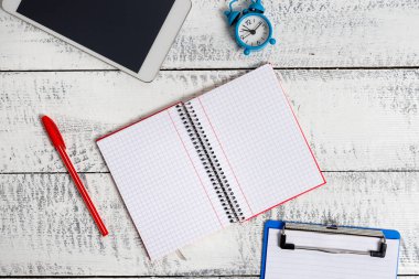 Farklı Renk Etiketi Notları. Kağıt Defteri Aksesuarları ve Okul Malzemeleri Ahşap desenli masa üzerine yerleştirilmiş cep telefonu