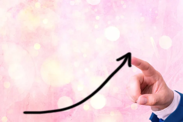 상승하는 성공을 향한 상승하는 성공 향상 개발에 직면 한 Arrowhead Curve Illustration. 디지털 애 로우 차트는 성장을 상징한다 — 스톡 사진