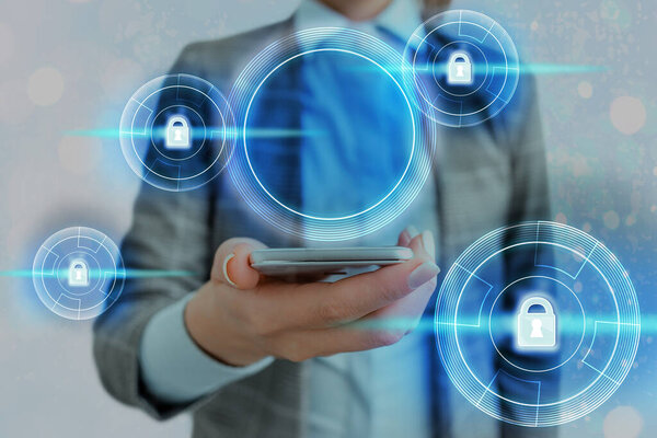 Графика новейших цифровых технологий защиты данных навесной замок безопасности на виртуальном дисплее. Бизнесмен с замком на замке
.