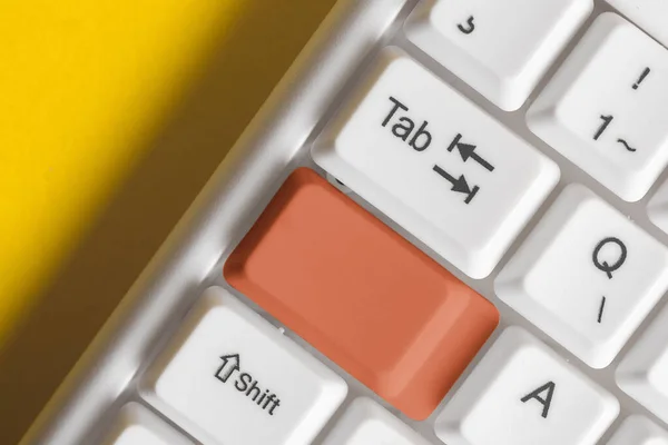 Re-coloreado teclado PC maqueta con espacio de copia vacío dispuesto por encima del espacio de copia de fondo.Concepto de negocio con notas y teclado PC. Espacio de maqueta en blanco para contenido promocional —  Fotos de Stock