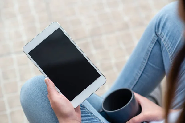 Manos sosteniendo Smartphone Digital con pantalla de espacio de copia en blanco para simular contenido promocional en el fondo de estilo de vida moderno — Foto de Stock