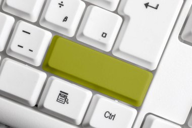 Not ve Klavyeli İş Konsepti. Boş Kopya Boşluğu Beyaz Kopyalama Cpace 'inin üzerinde Renkli Pc Mock Klavyesini Yapıştır. Metin İletisi için Boş Model Boşluğu.
