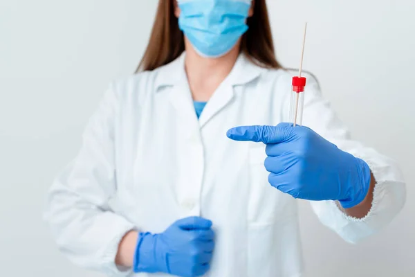 Orvosi kesztyűt viselő személy laboratóriumi kísérletekhez. Holding Test Tube of Blood Egészségügyi állapotelemzés — Stock Fotó