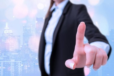 Bulanık Kalemle İşle İlgili Özellikleri Belirten Kişi. Önemli Ayrıntıları Seçme ve Dijital Uygulama Üzerine Dokunma Ekranı Tartışması.